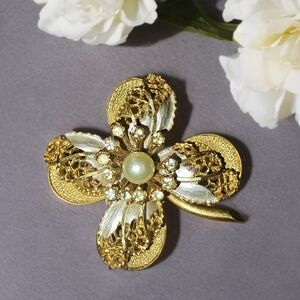Vintage Gold and Silver Toned Clover Pearl Center Brooch - Women Jewelry 🍀📿💫